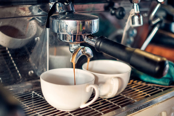 Καφετιέρα κάνοντας καφές ρέει στο Κύπελλο - Φωτογραφία, εικόνα