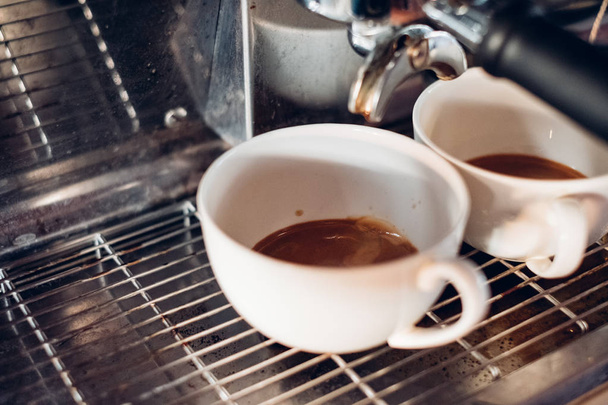 Cafetière faisant du café dans deux tasses
 - Photo, image