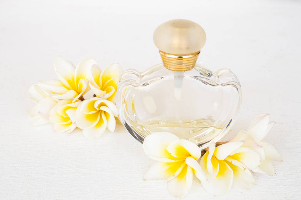  accesorios de perfume de estilo de vida mujer relajarse verano y flores decoración frangipani sobre fondo blanco
 - Foto, imagen