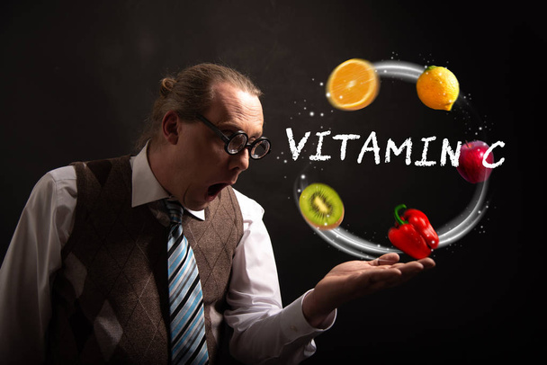 Divertido nerd o friki malabares con frutas y verduras vitamina c
 - Foto, imagen