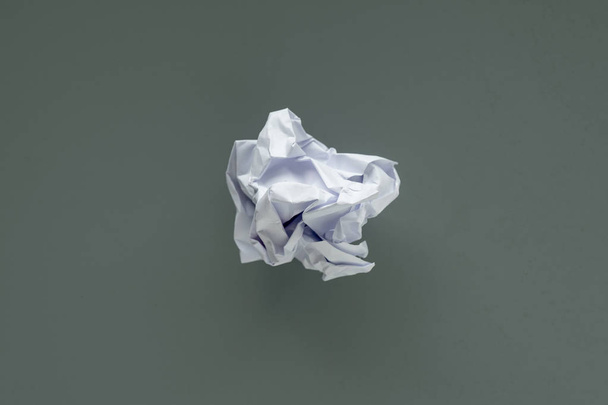 Τσαλακωμένο χαρτί μπάλα σε γκρίζο φόντο - Φωτογραφία, εικόνα