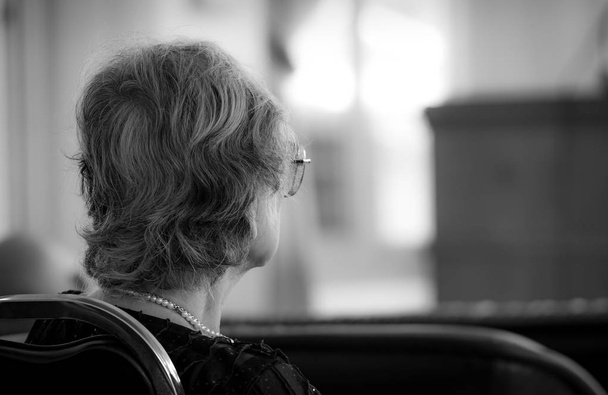 Vue arrière de la vieille femme assise sur une chaise. Personnes âgées déprimées et anxieuses. Vieillissement de la société dépression chez les personnes âgées à la retraite. Patient Alzheimer et démence. Femme âgée solitaire. La solitude
 - Photo, image