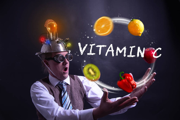 Grappige nerd of geek jongleert met groenten en fruit vitamine c - Foto, afbeelding