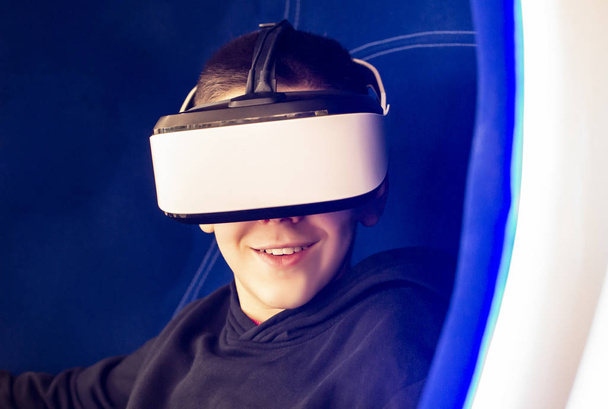 Criança jogando jogo com óculos VR. Tecnologia, entretenimento e
 - Foto, Imagem
