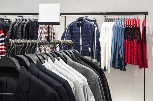 Μπλούζες και τζιν σε ράφι στο ενδυμάτων μόδας κατάστημα. Casual clo - Φωτογραφία, εικόνα