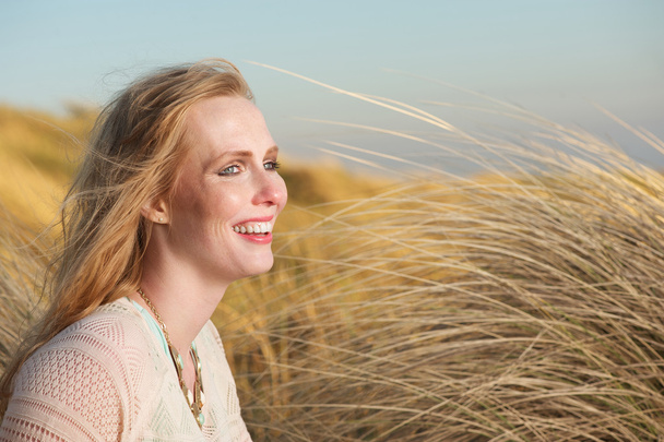 Egy gyönyörű nő portréja, aki a szabadban mosolyog. - Fotó, kép