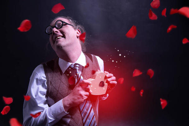 Τρελός τύπος ευτυχισμένη κρατώντας κόκκινη καρδιά δώρο κουτί - παρόν ημέρα του Αγίου Βαλεντίνου - αγάπης - με Πετώντας πέταλα - τριαντάφυλλα - Φωτογραφία, εικόνα