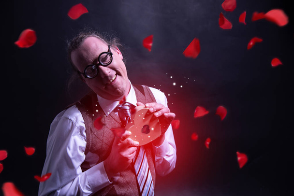 Crazy šťastný chlap drží červené srdce Dárkový box - současné Valentýna - love - s létáním okvětní lístky - růže - Fotografie, Obrázek