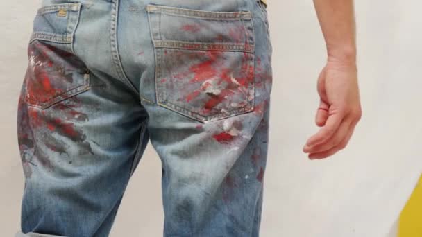 Pantalones de pintor manchados por el uso y el desgaste del trabajo
 - Metraje, vídeo