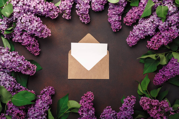 Un ramo de lilas con sobre artesanal, una nota de amor sobre fondo oxidado
 - Foto, Imagen