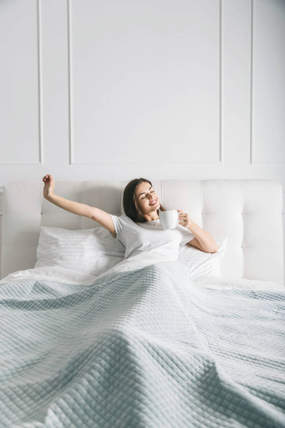 Woman Stretching at the Bed - Valokuva, kuva