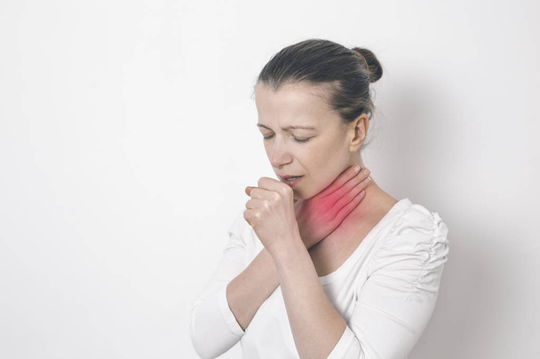 Vrouw hoesten vasthouden aan een zere keel. - Foto, afbeelding