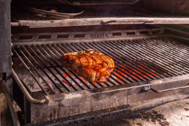 Essen, Handwerk und leckeres Konzept - Steak auf dem Grill zubereiten - Foto, Bild