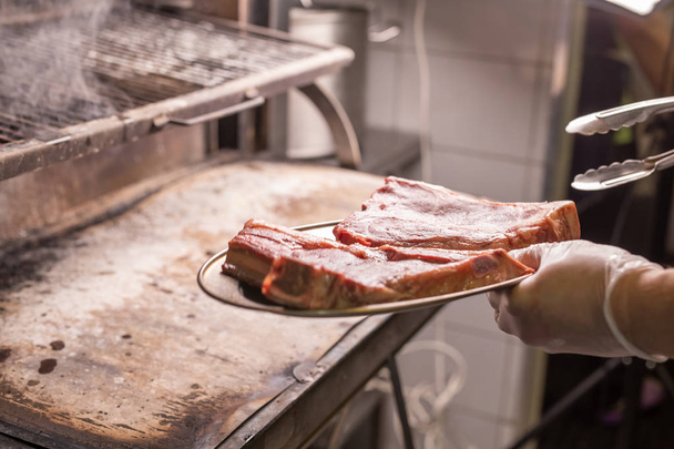 Φαγητό και νόστιμο concept - μαγείρεμα μια μπριζόλα από κρέας αλόγου - Φωτογραφία, εικόνα