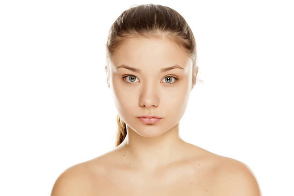 Chica joven sin maquillaje sobre un fondo blanco
 - Foto, imagen