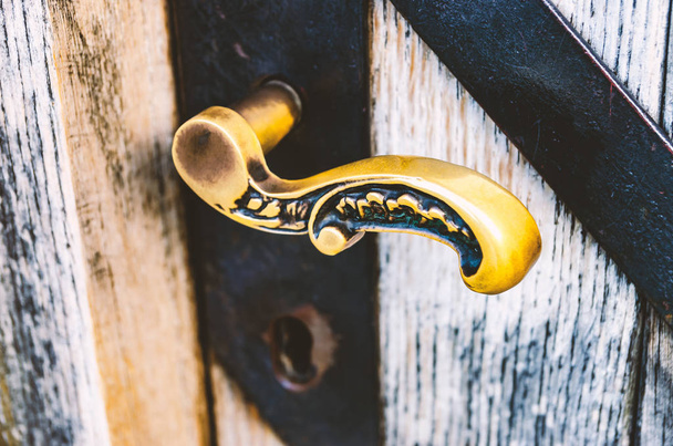 Красивая бронзовая дверная ручка с монограммами
  - Фото, изображение