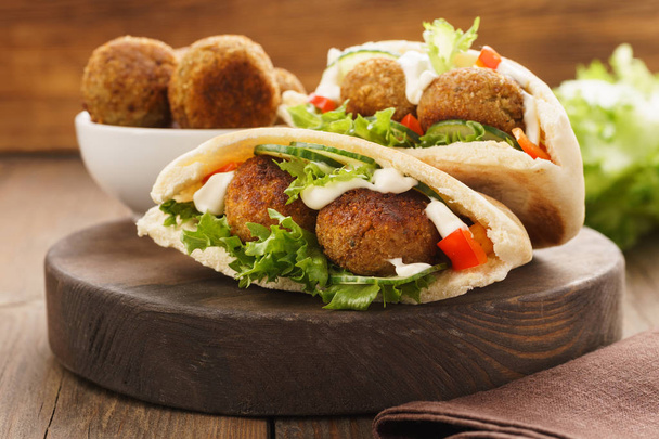 Falafel and fresh vegetables in pita bread with sauce. - Foto, immagini