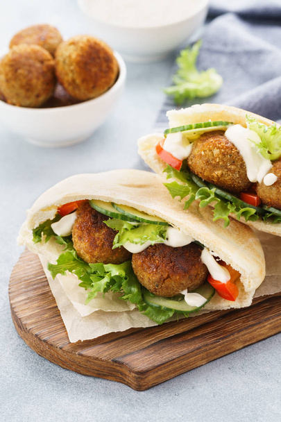 Pita breads with falafel, fresh vegetables and sauce. - Foto, imagen