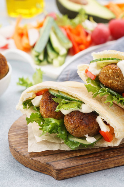 Healthy vegetarian falafel pita with fresh vegetables and sauce - Photo, Image