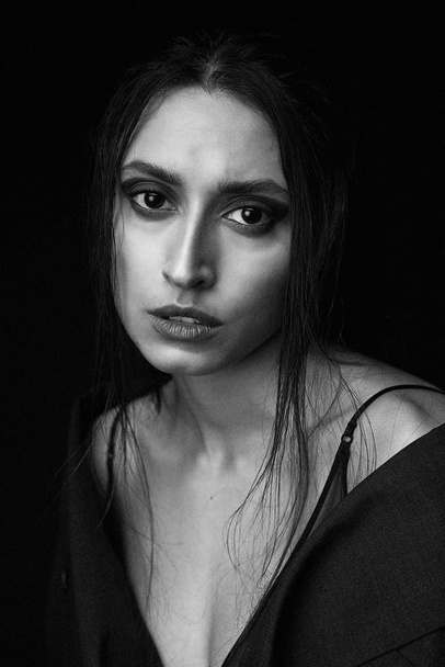 Studio portrait of gorgeous young woman - Fotoğraf, Görsel