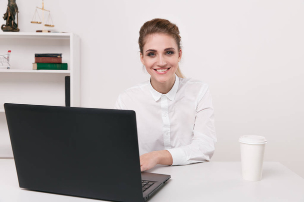 Sikeres mosolyogva irodai lány dolgozik rajta laptop. - Fotó, kép