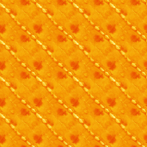 Nahtloses Muster aus orangefarbener Farbe auf weißer Seide. Handbemalte Stoffe - Kugelbatik. Shibori-Färbung.  - Foto, Bild