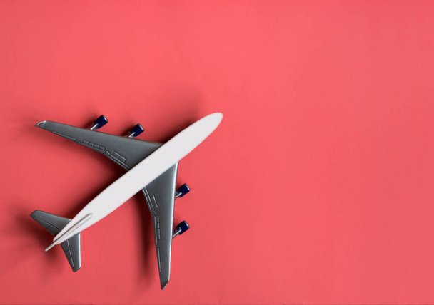 カラフルな背景に白い飛行機モデルのトップビュー ロイヤリティフリー写真 画像素材
