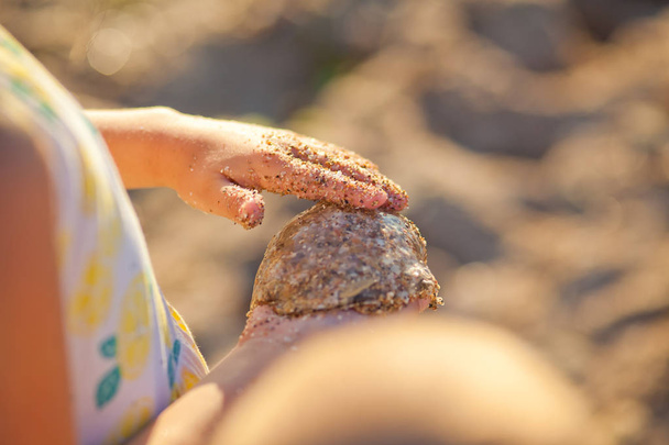 Медузы в руках ребенка - Фото, изображение