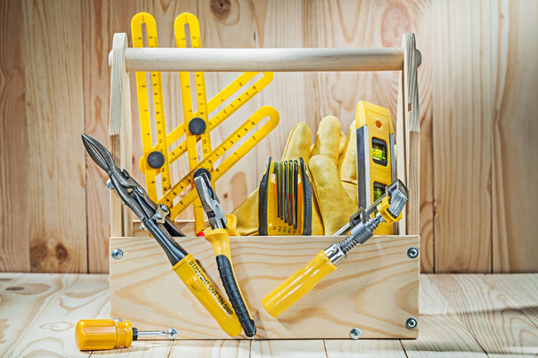 ferramentas de construção em caixa de ferramentas de madeira no fundo de madeira
 - Foto, Imagem