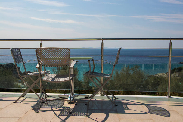 krzesła i stół z widokiem na ocean - Zdjęcie, obraz
