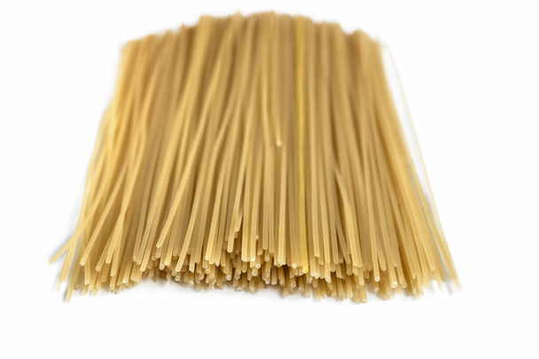 Spaghetti cru isolé sur fond blanc
. - Photo, image