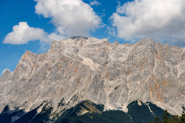 Pico Zugspitze en las montañas de Wetterstein - Austria Alemania
 - Foto, imagen