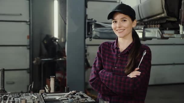 Hizmetleri ayarlama ile bir modern otomobil tamircisi otomatik mekanik olarak çalışırken bir etkisi anahtarı tutan güzel ve kendinden emin bir kadın portresi - Video, Çekim