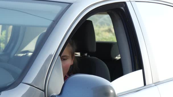 Αυτοκινήτων Οδηγός εφηβικό κορίτσι χαρούμενος δείχνει τα κλειδιά του αυτοκινήτου, παράθυρο  - Πλάνα, βίντεο