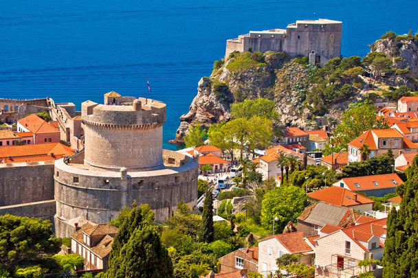 Murallas de Dubrovnik y vista a la torre Minceta
 - Foto, imagen