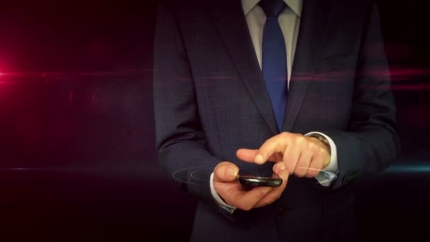 İşadamı kafatası işareti hologram ile smartphone kullanarak takım elbiseli. Siber suç, bilgisayar saldırı ve tehditlere siber sembol kavramı. Fütüristik teknoloji animasyon. - Video, Çekim