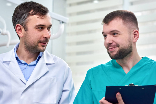 Deux dentistes masculins caucasiens analysant les rayons X
 - Photo, image