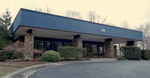Establishing shot of a one story commercial business for a small business - Footage, Video