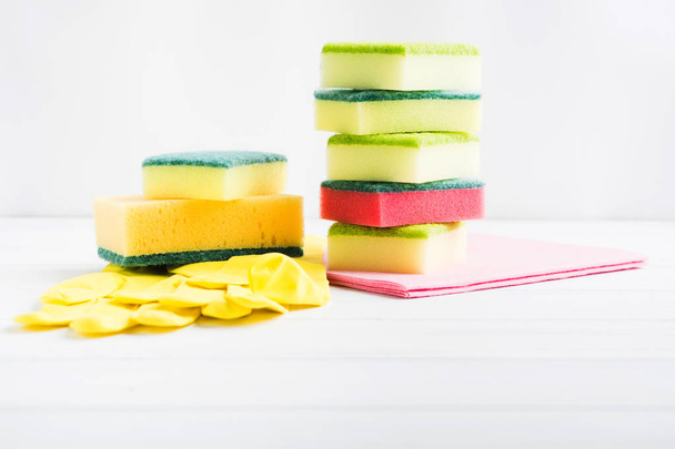 Cleaning accessories with sponges, gloves and material - Foto, Bild