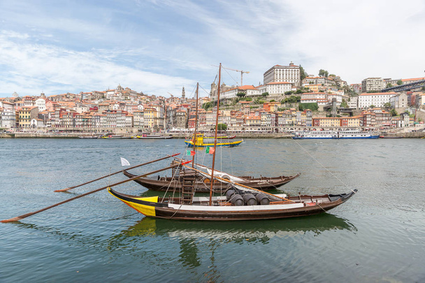 Порту, старый город Португалии на реке Доуро с тради
 - Фото, изображение