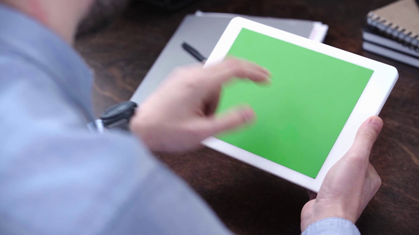 青いシャツを着て職場で空白の画面を持つデジタル タブレットを使用して実業家のビューをトリミング - 映像、動画