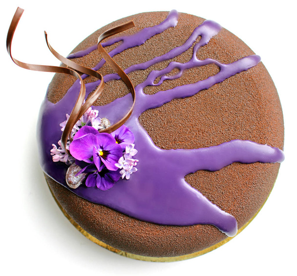 Teksturowane ciasto czekoladowe z purple mirror glaze i wiosna kwiaty - Zdjęcie, obraz