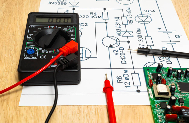 Sondas multímetro que examinan una placa de circuito informático y un circuito
. - Foto, Imagen