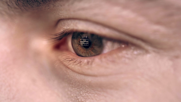 Close-up van mannelijke ogen knipperen en op zoek naar iets - Video