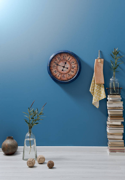 nueva pared azul y libros antiguos, estilo moderno, diseño de interiores
 - Foto, imagen