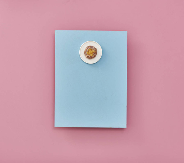 dessert on menu list, blue and pink background - 写真・画像