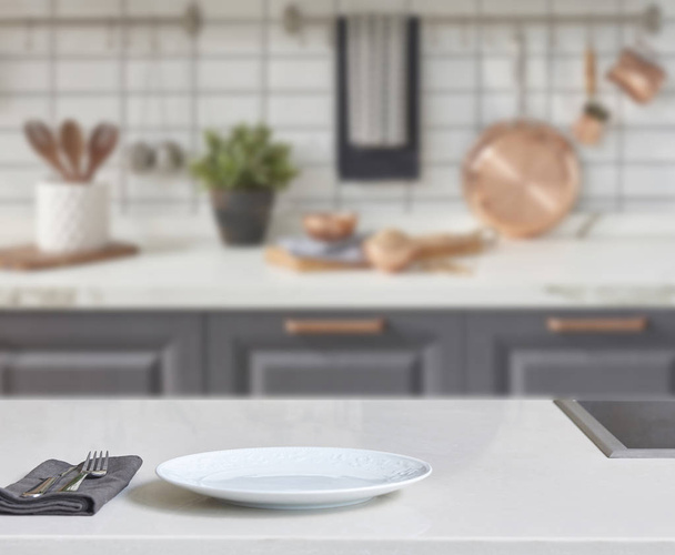 Nieuw concept van moderne keuken, keuken accessoires met nieuw meubilair en wazige verschijning op de achtergrond  - Foto, afbeelding