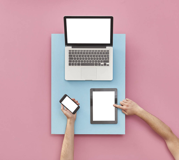mani e tablet pc e laptop su sfondo a colori, vista dall'alto
 - Foto, immagini
