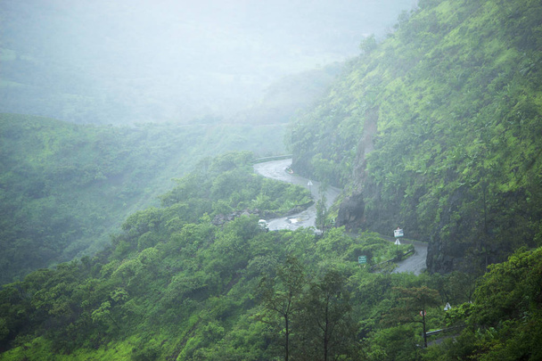 Straße zum Sinhgad Fort bei Regenwetter, Maharashtra, Düne. - Foto, Bild