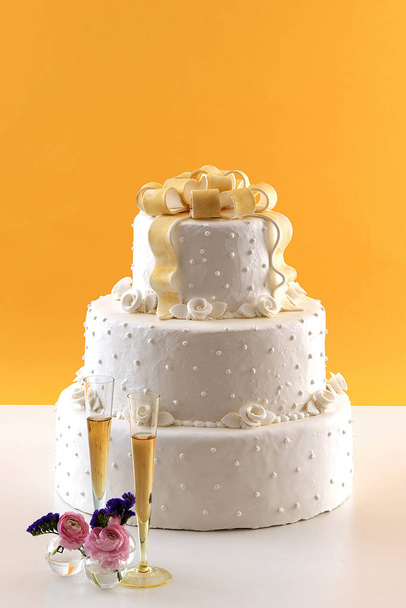beautiful wedding cake  on background - Foto, afbeelding